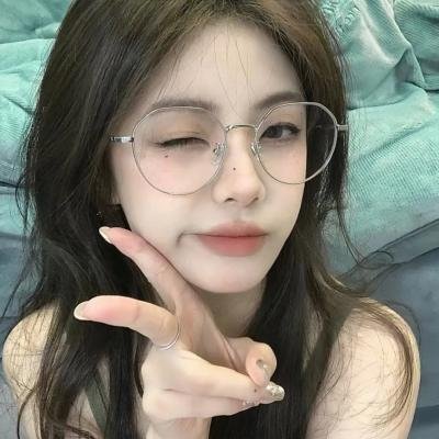 举杯畅饮的姐姐们